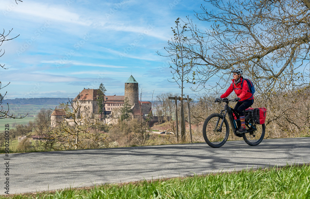 Φωτογραφία nice city woman on a cycling tour on the famous German route of castles, in fron