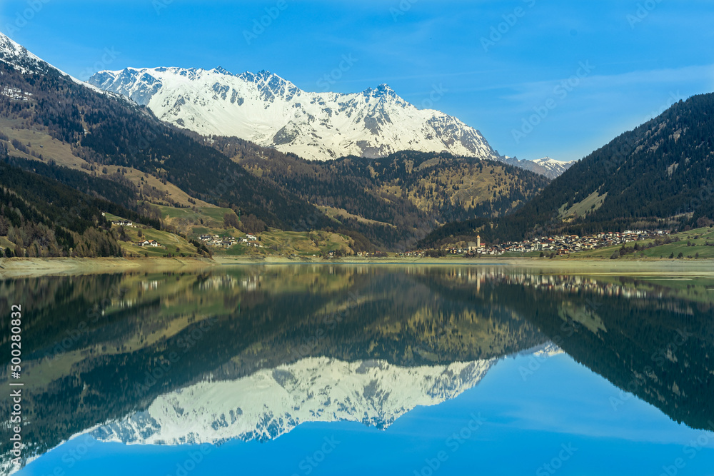 Panoramic view of the lake in the mountains. With the village of Resia, Reschen in South Tyrol, Südtirol, Trentino Alto Adige, Italia, Europa