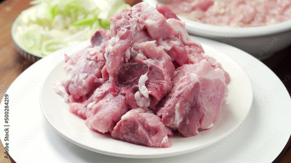 The cooking process of the local specialty home-cooked pork ribs The cooking process of the local specialty home-cooked pork ribs