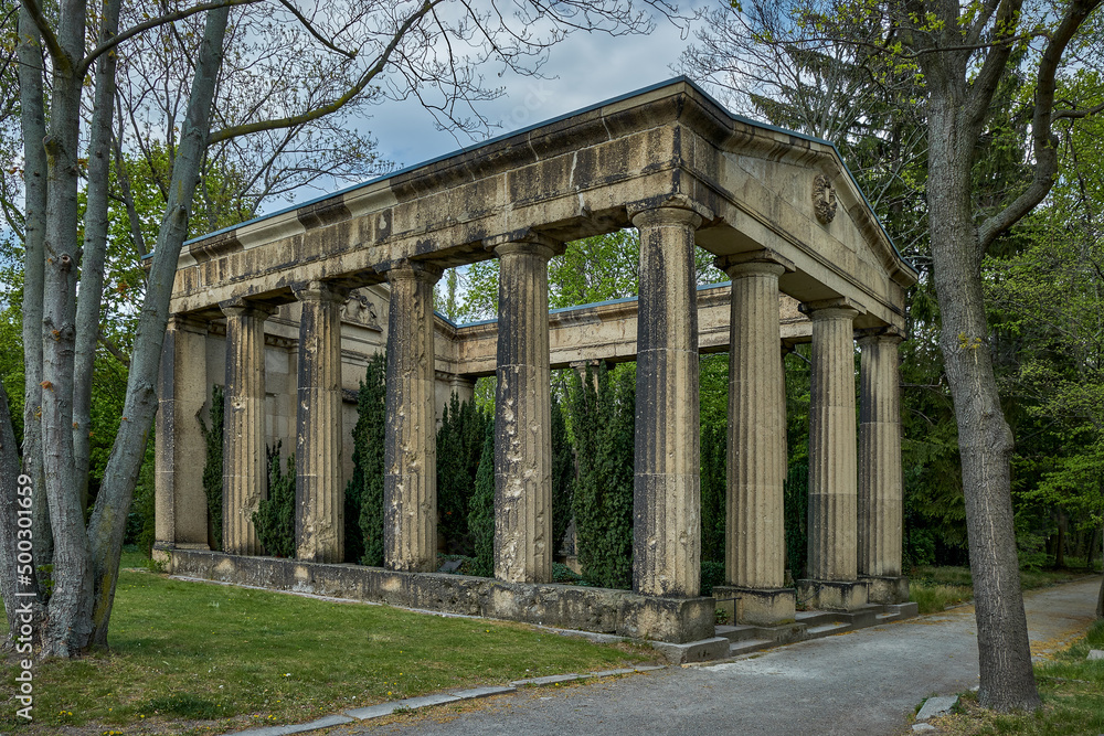 Historische Grabstätte in Form einer monumentalen Tempelruine auf dem Friedhof I der Georgen-Parochialgemeinde in Berlin-Prenzlauer Berg