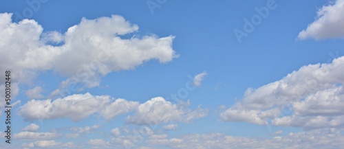 Formaciones de nubes en el cielo azul