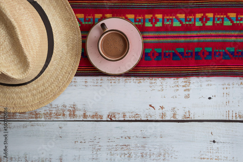 Sombrero y taza de café con mantel artesanal mexicano