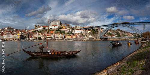 Portugalia Porto rzeka Duero Douro łódź z winem panorama miasta most Ponte Dom Luís I