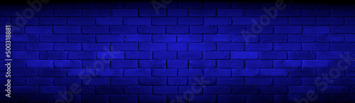 Bild auf Leinwand Ceglany mur na niebieskim tle.  Brick wall on a blue background.