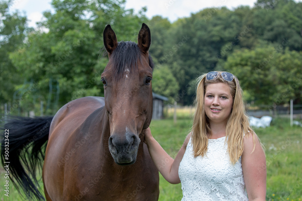 Fototapeta premium Pferd mit hübscher Reiterin