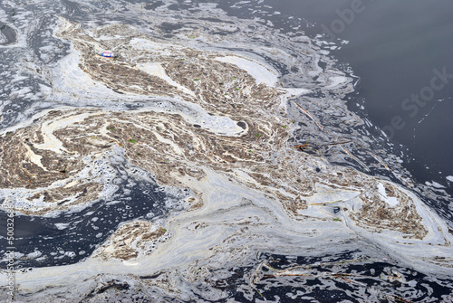 Cuadro en lienzo Abstract Pattern of Pollution on Still Grey Waters of  Canal