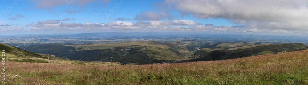 Auvergne - Cantal - Panorama vu du Plomb du Cantal côté Est vers Prat de Bouc