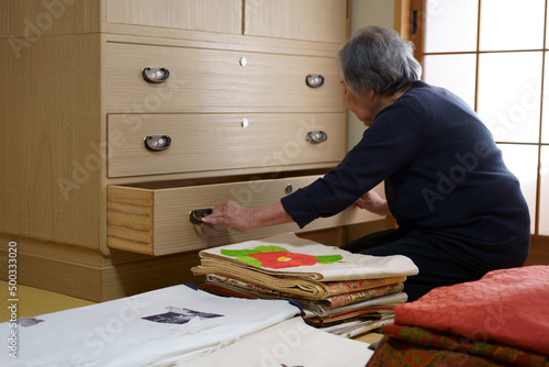 着物ダンスを整理する高齢女性