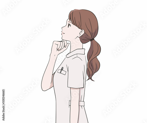 考える横を向いた看護師