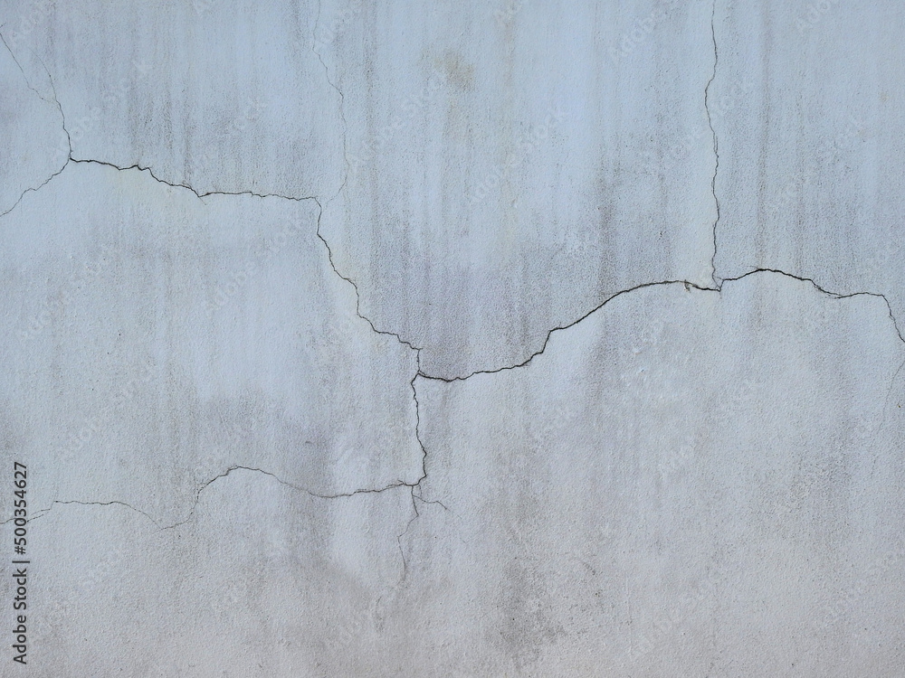 Obraz premium aged street white concrete wall with crack from earthquake effect