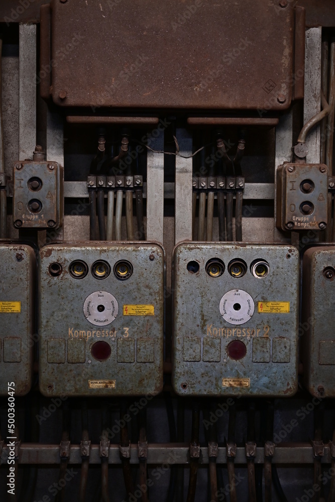 Obraz premium Rostiger Stromkasten, Stomverteiler in der Weltkulturerbe Völklinger Hütte