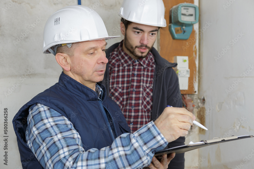 Fototapeta premium two men with a clipboard