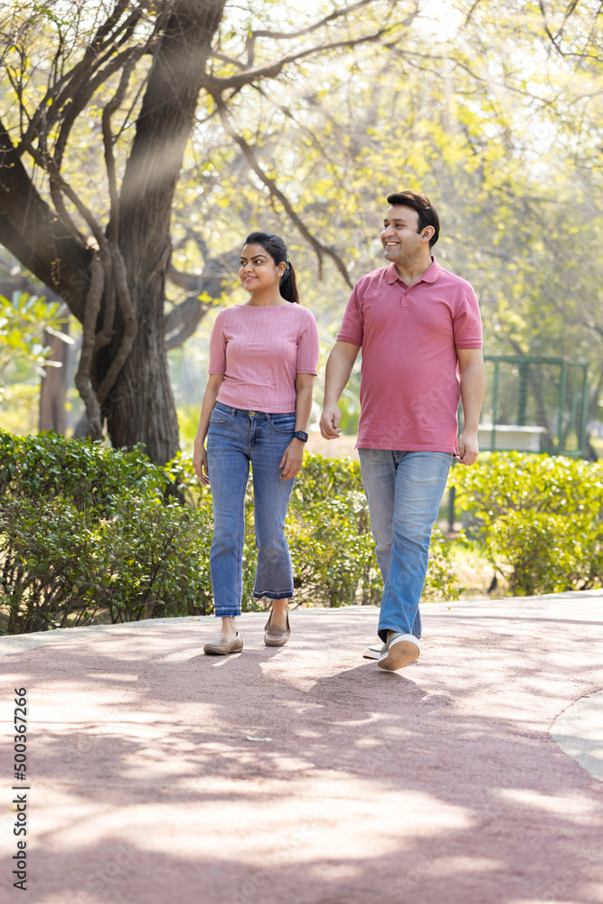 Obraz premium Beautiful couple admiring view at park