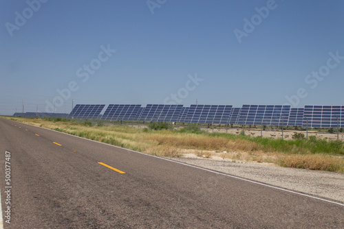 paneles solares y carretera