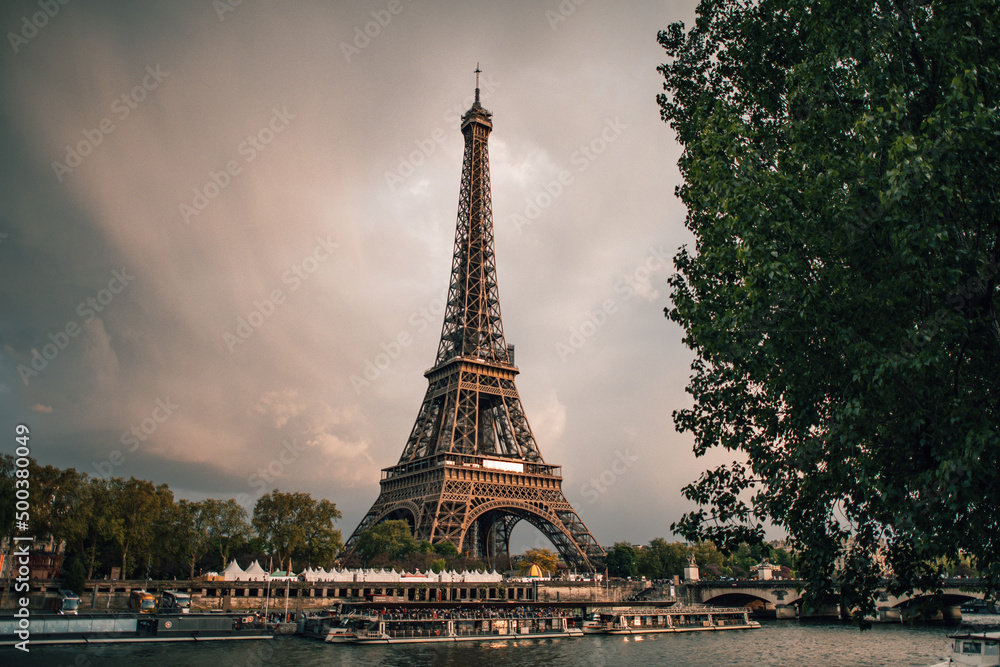 the eifel tower in paris at sunset.