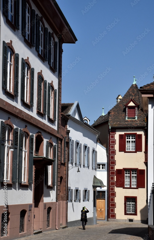 Obraz premium Gasse am Münsterplatz in Basel