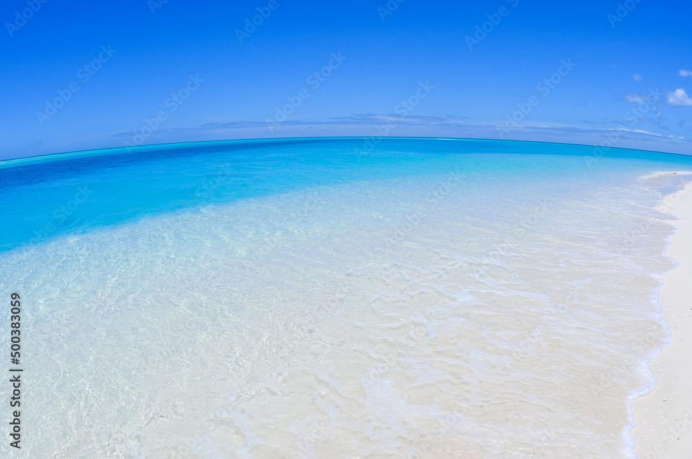 ニューカレドニア、ウベアの青い空と青い海、白いビーチ
