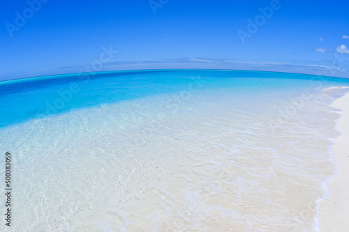 ニューカレドニア、ウベアの青い空と青い海、白いビーチ © dragonDNA