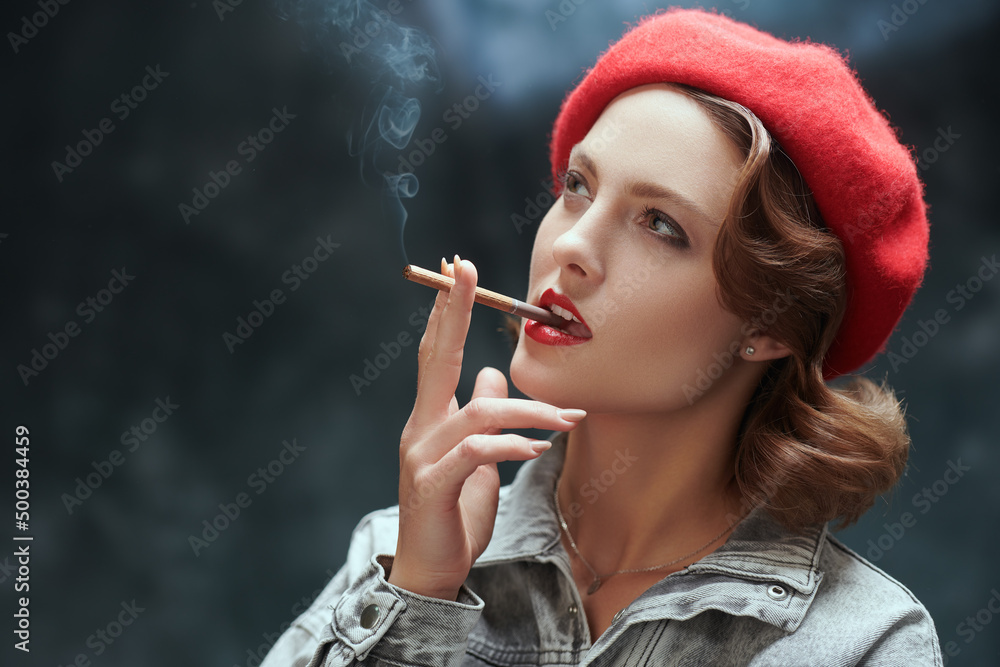 Obraz premium smoking confident girl