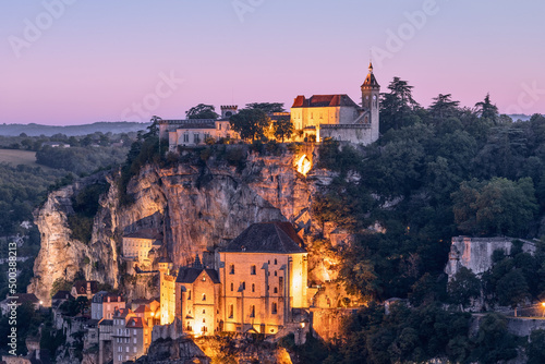 Foto Sanctuary of Rocamadour on 2nd level late Romanesque style Basilica Saint-Sauveur Backed against cliff and Bishop Palace on top
