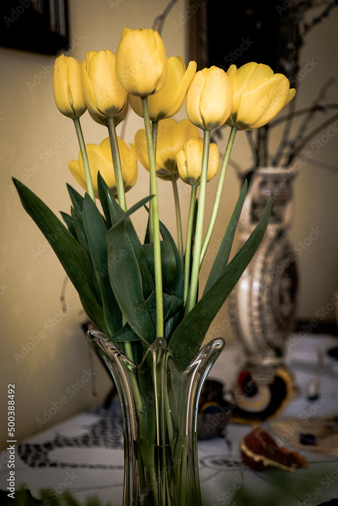 tulipany w wazonie jako ozdoba - obrazy, fototapety, plakaty 