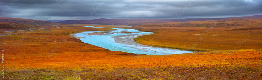 Φωτογραφία Panorama image of a tundra landscape in autumn colors with river and oil pipelin