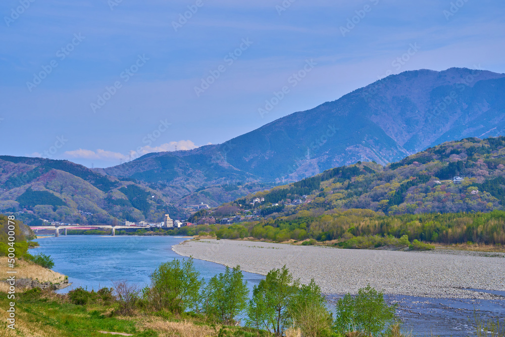 春の徳島県美馬市脇町の道の駅藍ランドうだつ付近の吉野川の土手から南東方面の眺望