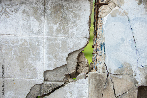 crack damaged concrete cement building from land moving or earthquake Fototapet