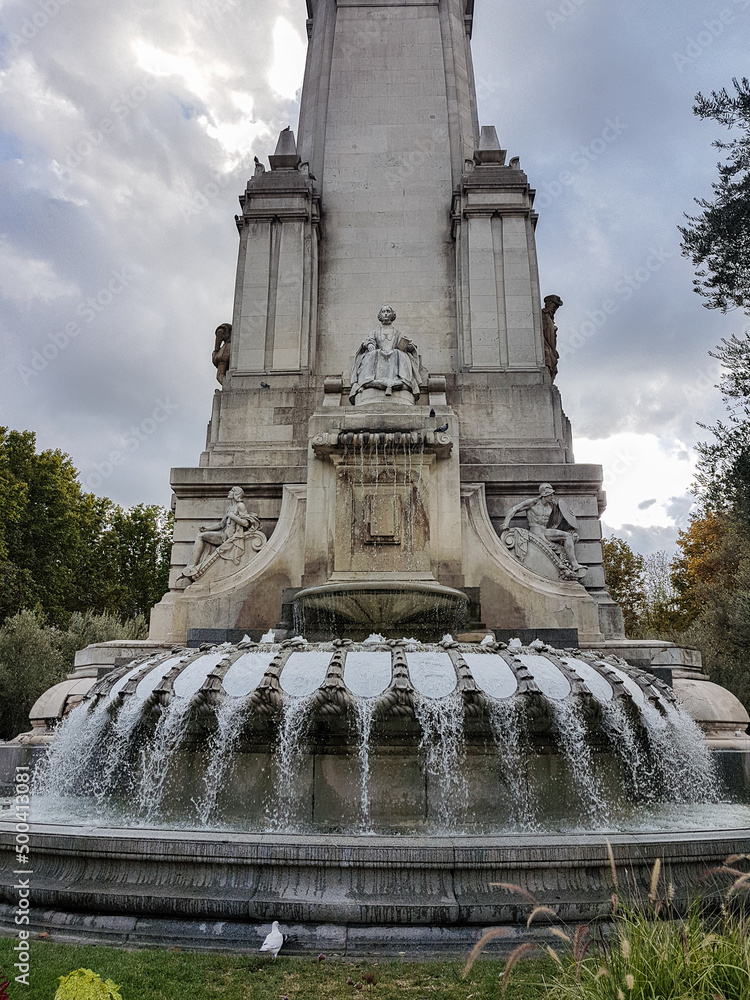 Obraz premium Madrid Spain; 07/16/2019: Famous fountain in the Plaza de España in Madrid
