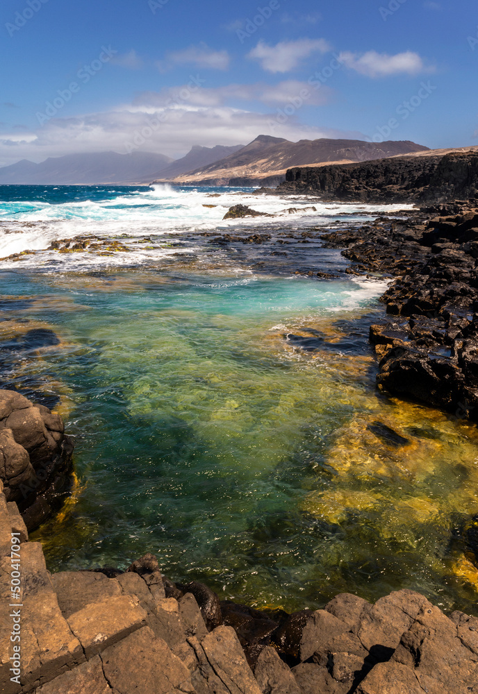 aguas-de-color-turquesa-y-rocas-amarillas-en-la-costa-de-punta-pesebre