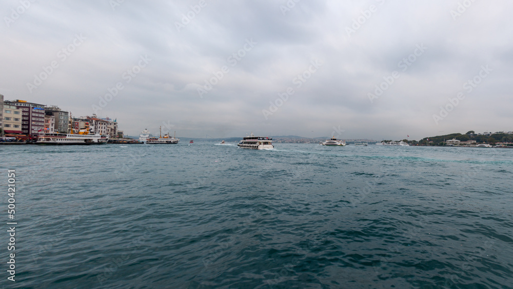 canal sous un ciel gris