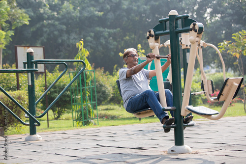 Canvas Print Indian senior man doing exercise at public park