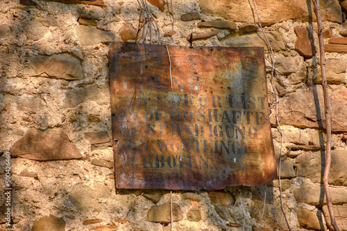 Schild, Tafel, Eisenschild, verrostet, unleserlich, Buchstaben, entziffern, Blockschrift, Blockbuchstaben, Verboten, Verbot, Hinweis, Anordnung, Wüstling, Boshaft, Beschädigung, Zeichen, Warnung, Verg photo