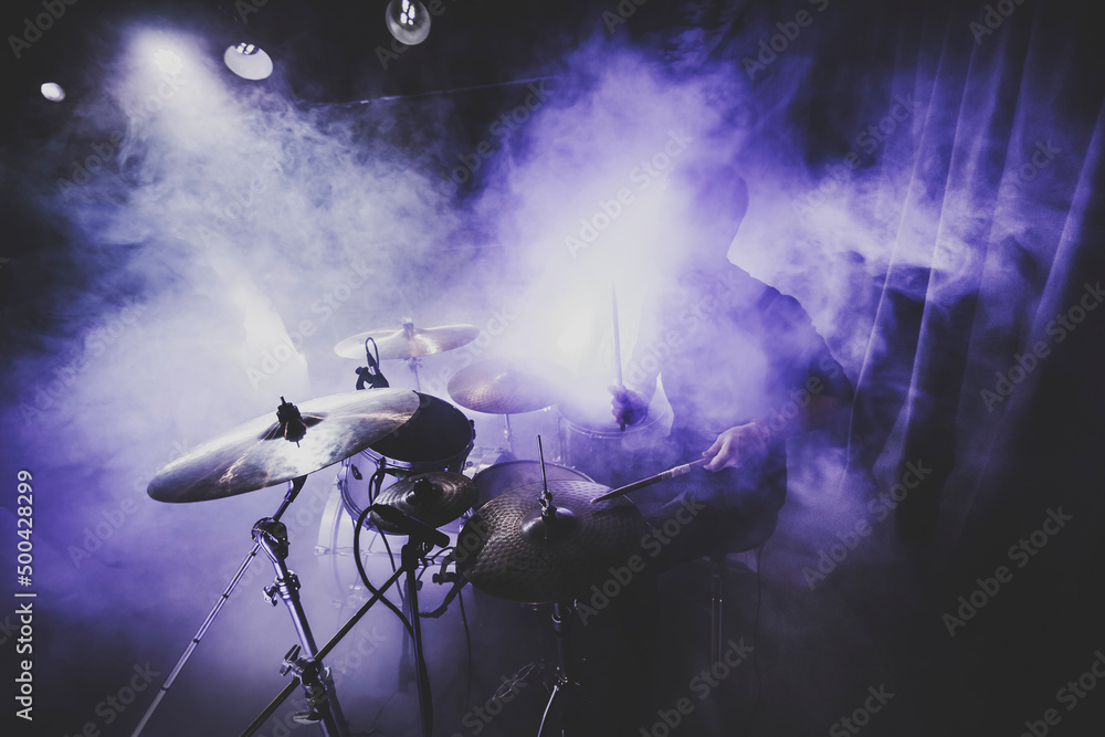 Naklejka premium silhouette of drummer player playing on drums on a concert in