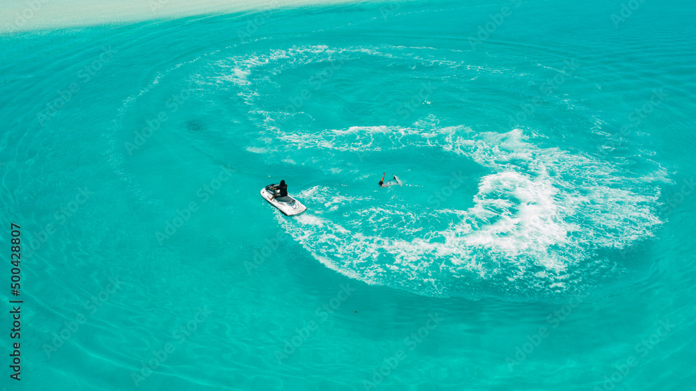 moto de agua en el mar cristalino de las maldivas