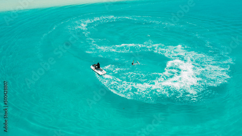 moto de agua en el mar cristalino de las maldivas