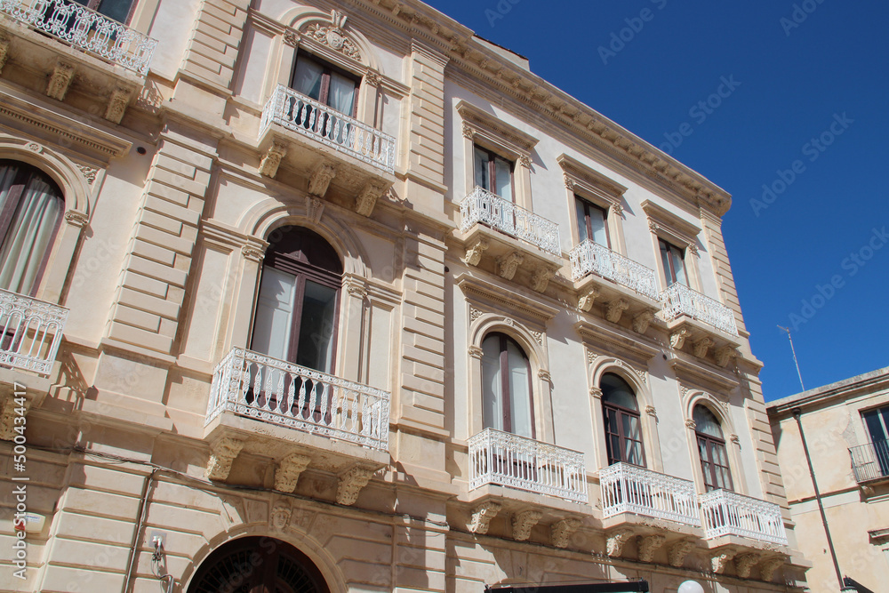 Obraz premium ancient stone building (palace ?) at minerva square in siracusa in sicily (italy) 
