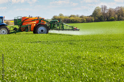 Obraz na płótnie Agriculture intensive conventionnelle - épandage de pesticide sur un champ de cé