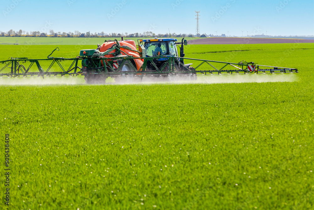 Agriculture intensive conventionnelle - épandage de pesticide sur un champ de céréales au printemps Agriculture intensive conventionnelle - épandage de pesticide sur un champ de céréales au printemps