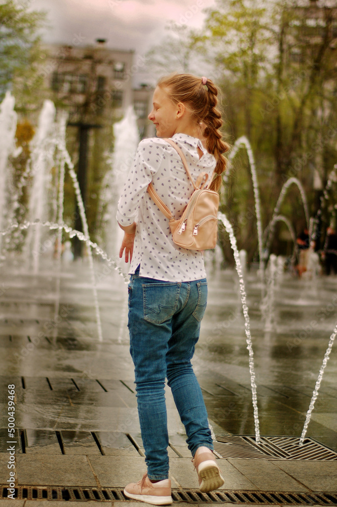 Naklejka premium Girl walking in a dry fountain