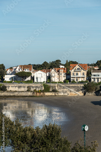Fototapeta Naklejka Na Ścianę i Meble -  Royan, Charente-Maritime. Maisons traditionnelles et remparts surplombant la plage