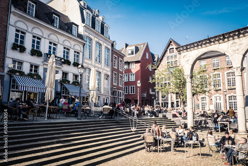 Aachener Hof mit Menschen im Frühling