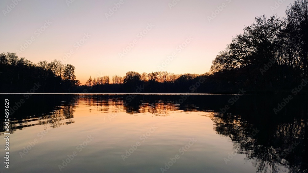 Obraz premium Sunset over water
