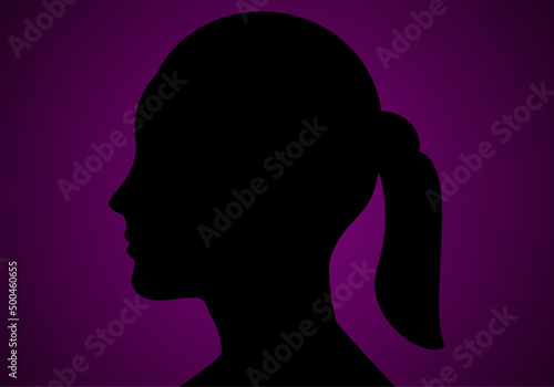 Silueta negra de mujer con coleta sobre degradado morado y negro