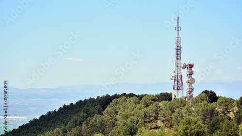 Torre de telecomunicaciones en lo alto de una montaña photo