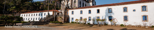 primeira igreja neog  tica do Brasil e o primeiro col  gio de Minas Gerais. Com 400 anos de hist  ria  no Parque Natural do Cara  a