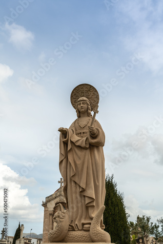 Madonnenfigur mit Heiligenschein auf einem Friedhof auf Spaniens Insel Palma de Mallorca