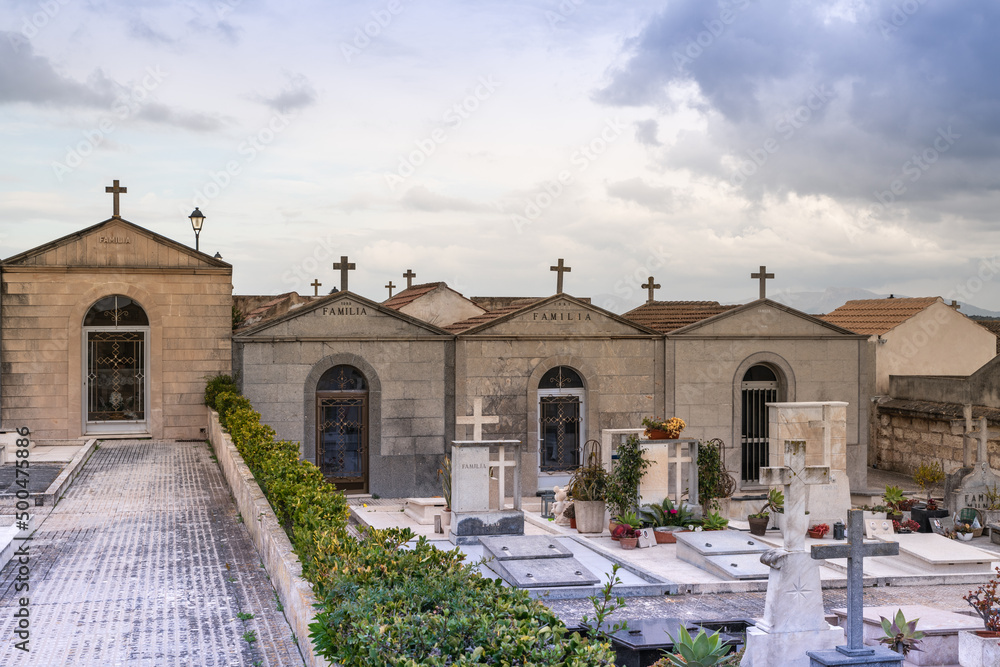 schöne Familiengräber in Form von Häusern mit Gittertüren
Friedhof auf Spaniens Insel Palma de Mallorca