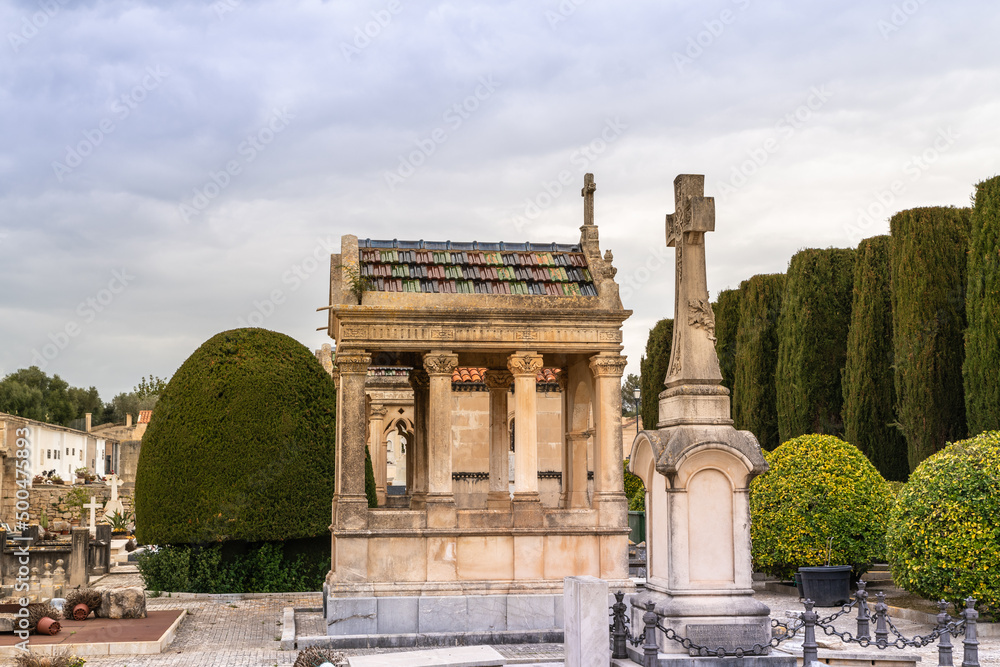sehr altes Familiengrab mit bunten Kacheln auf dem Dach
Friedhof auf Spaniens Insel Palma de Mallorca