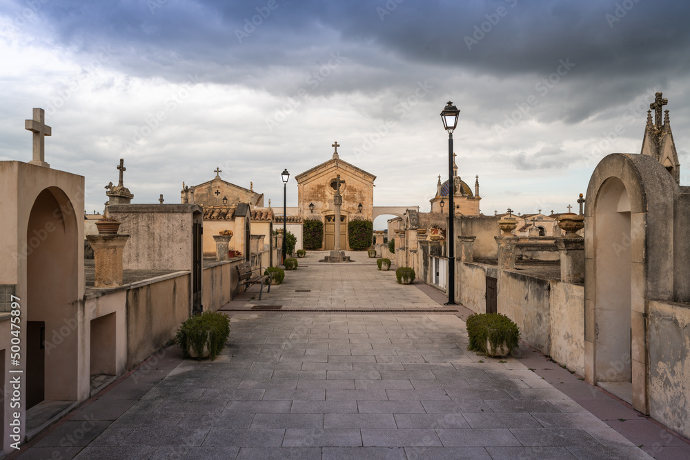 Fototapeta premium Hauptgang zur Kapelle Friedhof auf Spaniens Insel Palma de Mallorca